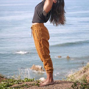 Athleta Cabo Linen Joggers in Toasted Ochre